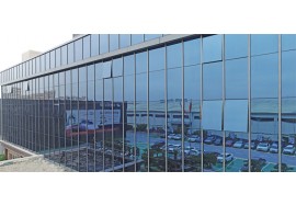 Hihaus Factory 'New Face': superficie de vidrio teñido azul